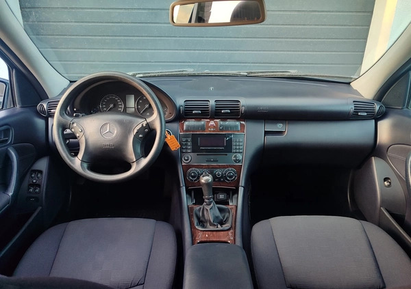 Mercedes-Benz Klasa C cena 18200 przebieg: 238177, rok produkcji 2004 z Starachowice małe 191